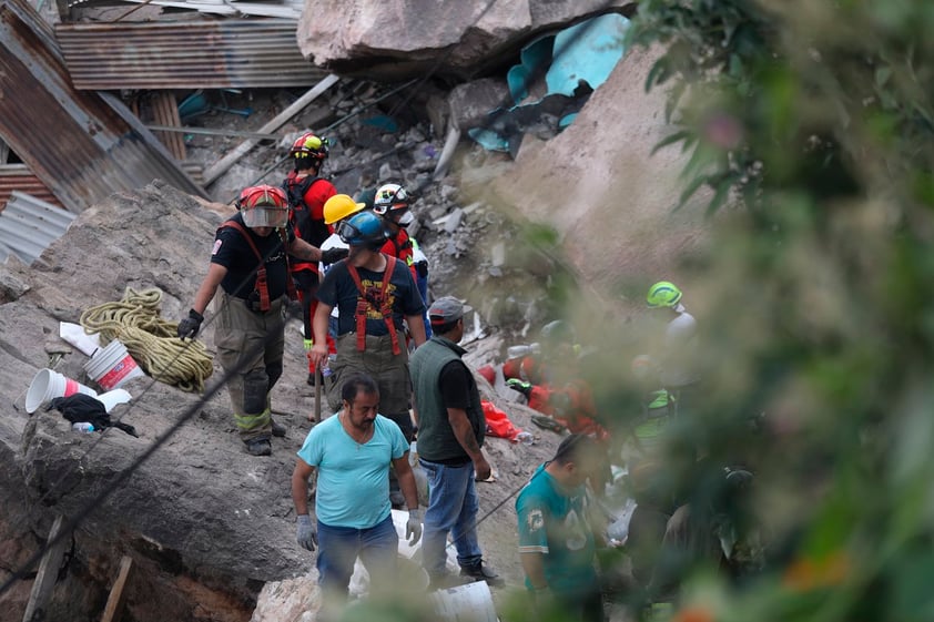 Edomex evacuará 80 viviendas tras derrumbe en cerro del Chiquihuite