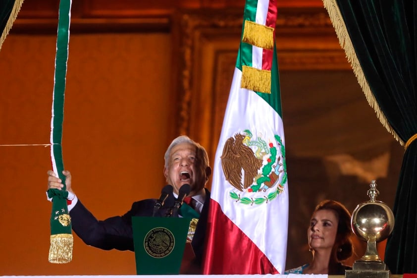 Presidente López Obrador encabeza Grito de Independencia desde Palacio Nacional