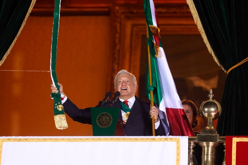 Presidente López Obrador encabeza Grito de Independencia desde Palacio Nacional