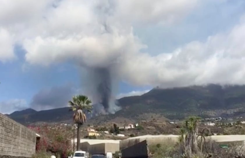 Volcán Cumbre Vieja ubicado en isla española de La Palma entra en erupción