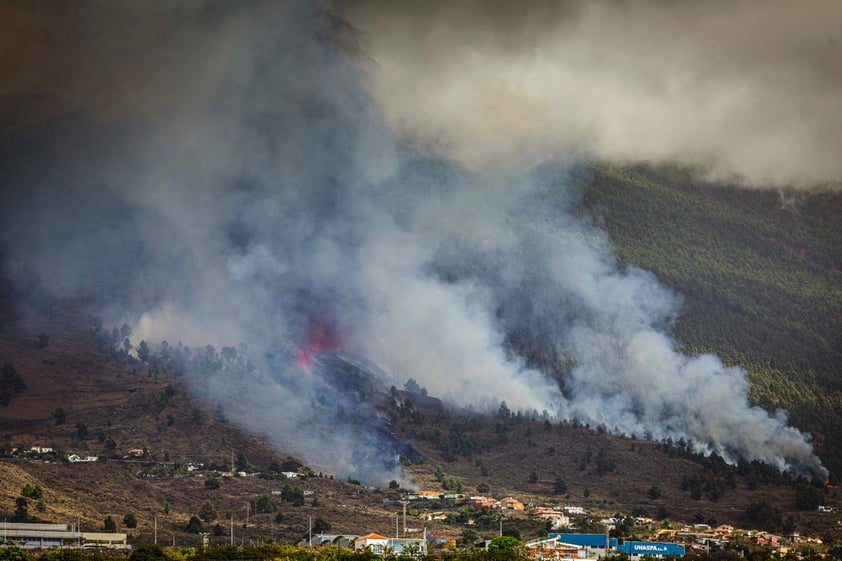 Volcán Cumbre Vieja ubicado en isla española de La Palma entra en erupción