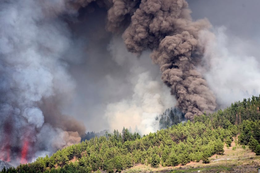 Volcán Cumbre Vieja ubicado en isla española de La Palma entra en erupción