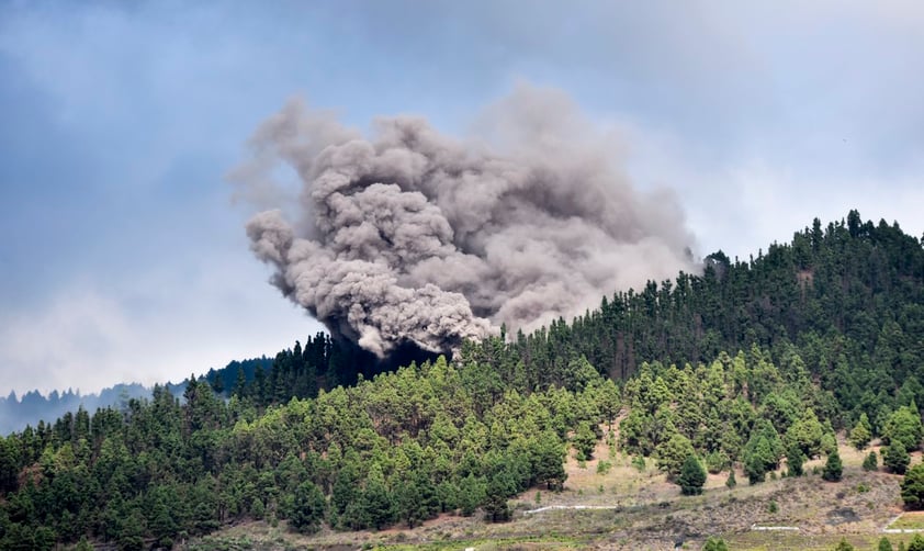 Volcán Cumbre Vieja ubicado en isla española de La Palma entra en erupción