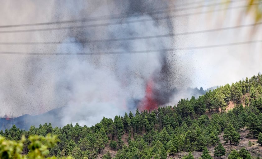 Volcán Cumbre Vieja ubicado en isla española de La Palma entra en erupción