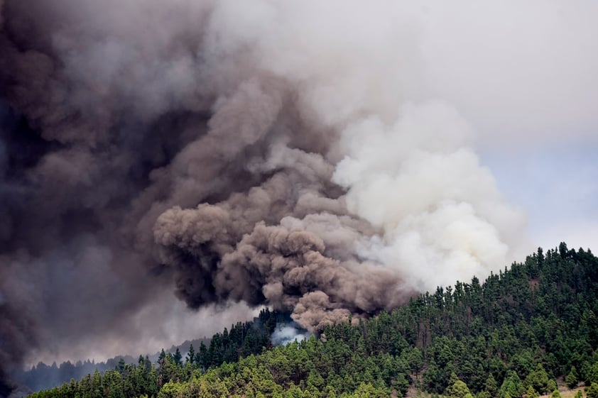 Volcán Cumbre Vieja ubicado en isla española de La Palma entra en erupción