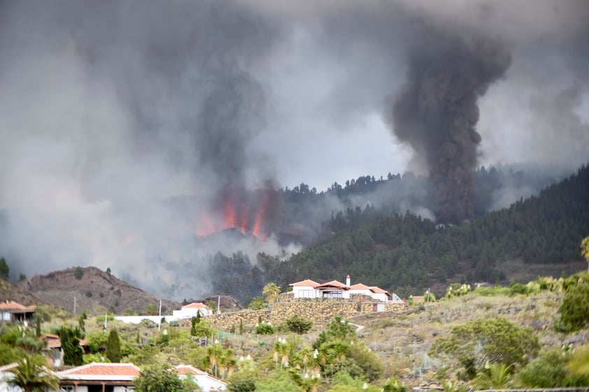 Volcán Cumbre Vieja ubicado en isla española de La Palma entra en erupción