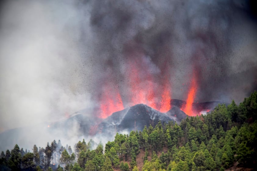 Volcán Cumbre Vieja ubicado en isla española de La Palma entra en erupción