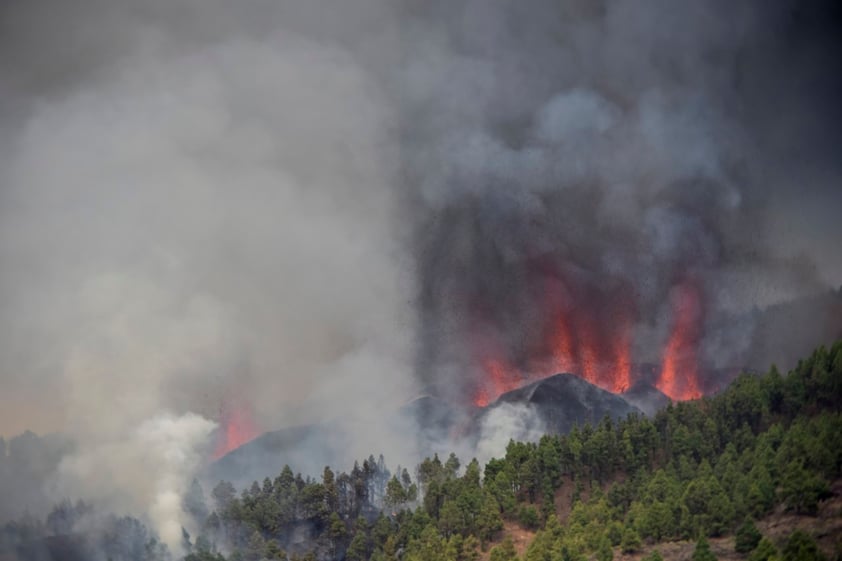 Volcán Cumbre Vieja ubicado en isla española de La Palma entra en erupción