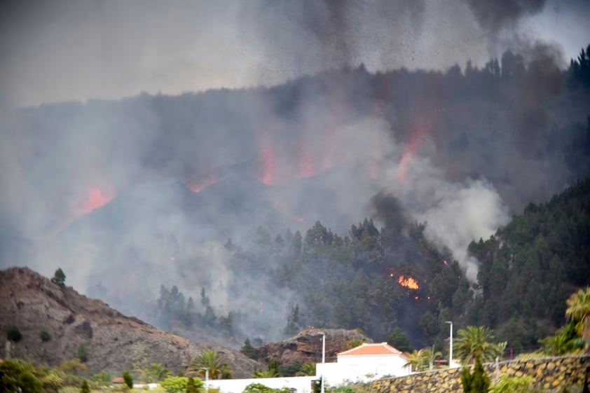 Volcán Cumbre Vieja ubicado en isla española de La Palma entra en erupción