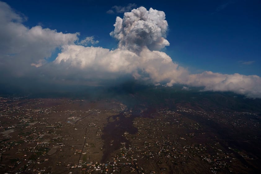 Volcán Cumbre Vieja prosigue camino de destrucción en la isla española de la Palma