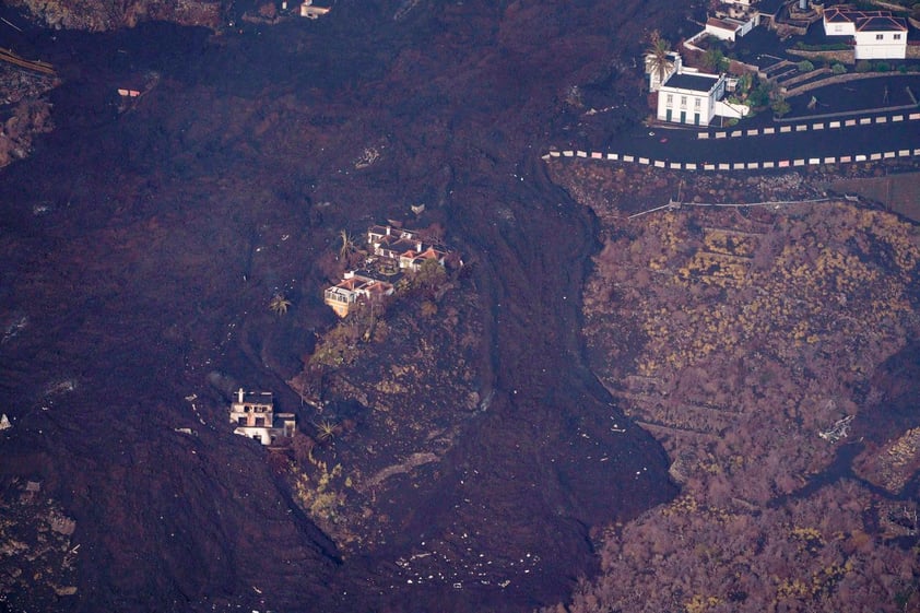 Volcán Cumbre Vieja prosigue camino de destrucción en la isla española de la Palma