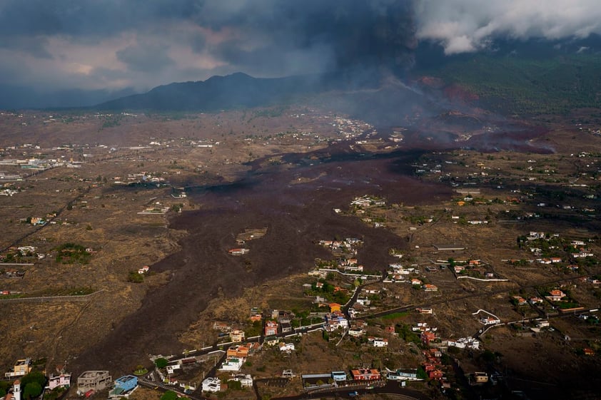 Volcán Cumbre Vieja prosigue camino de destrucción en la isla española de la Palma