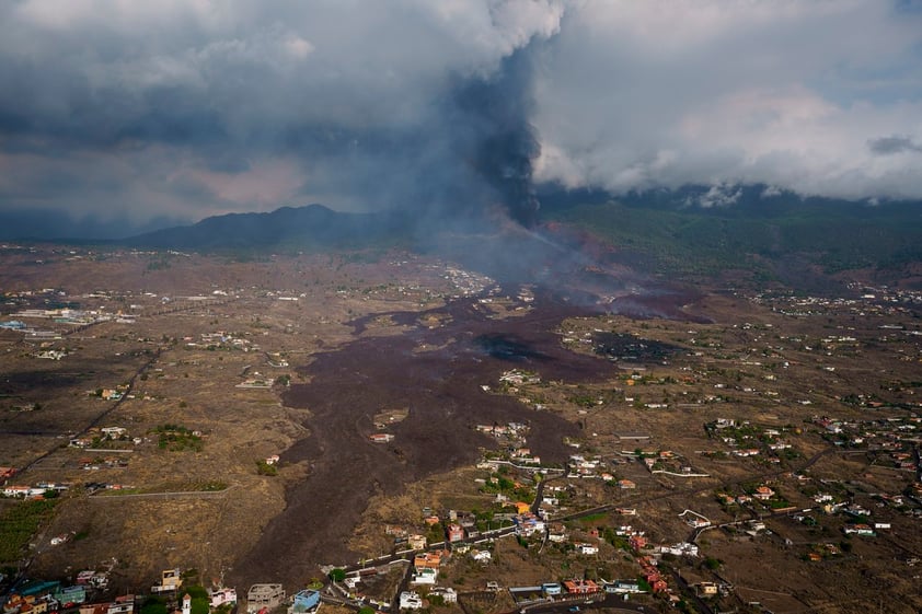 Volcán Cumbre Vieja prosigue camino de destrucción en la isla española de la Palma