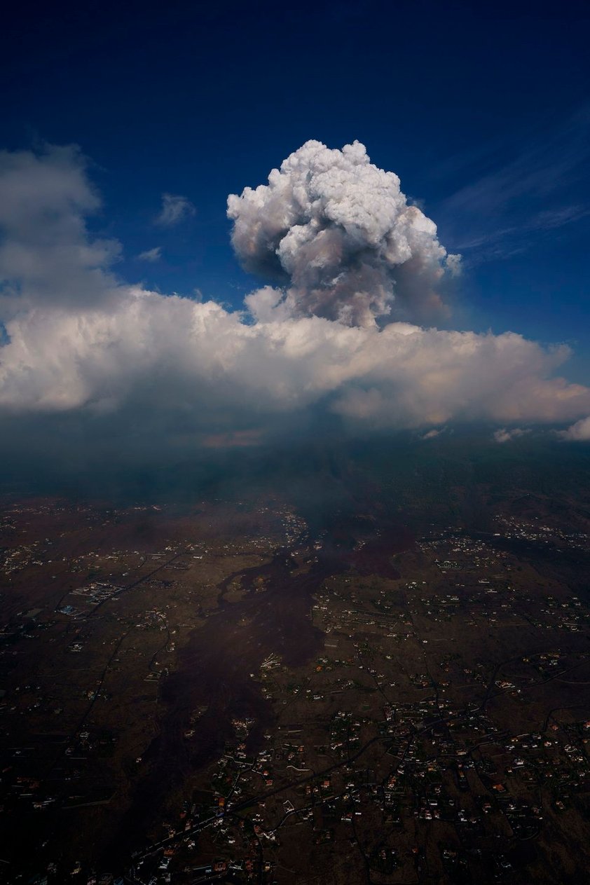 Volcán Cumbre Vieja prosigue camino de destrucción en la isla española de la Palma