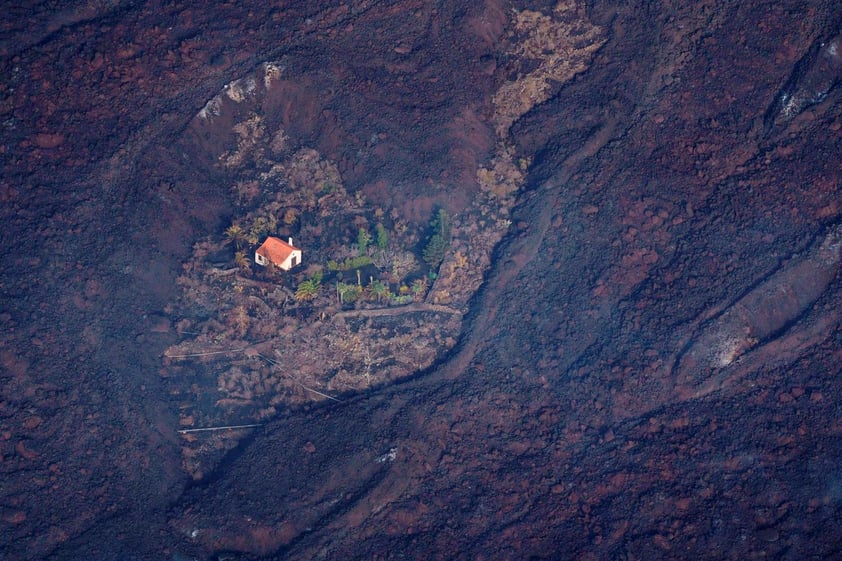 Volcán Cumbre Vieja prosigue camino de destrucción en la isla española de la Palma