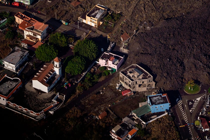 Volcán Cumbre Vieja prosigue camino de destrucción en la isla española de la Palma