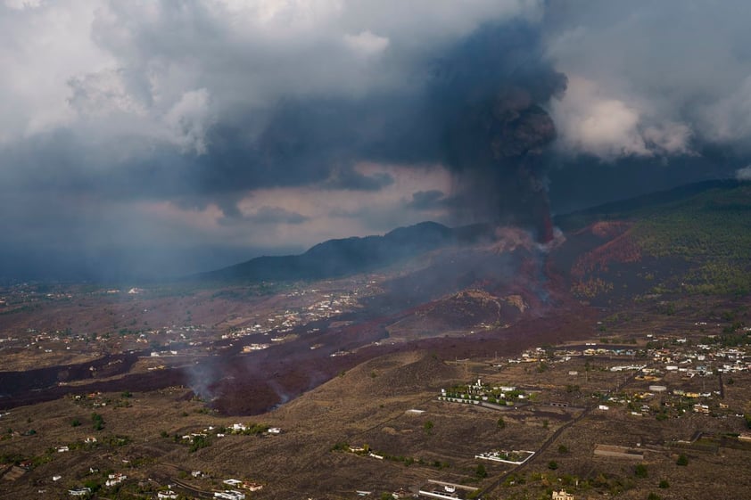 Volcán Cumbre Vieja prosigue camino de destrucción en la isla española de la Palma