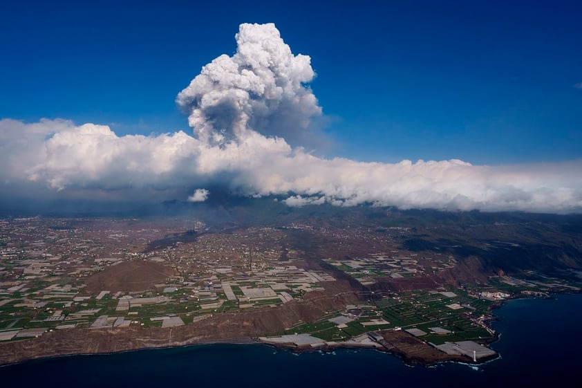 Volcán Cumbre Vieja prosigue camino de destrucción en la isla española de la Palma