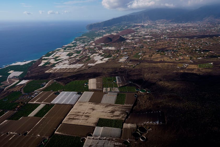 Volcán Cumbre Vieja prosigue camino de destrucción en la isla española de la Palma