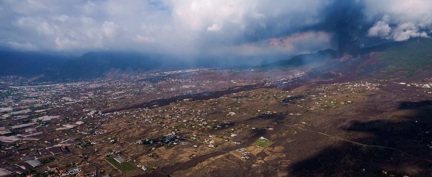 Volcán Cumbre Vieja prosigue camino de destrucción en la isla española de la Palma