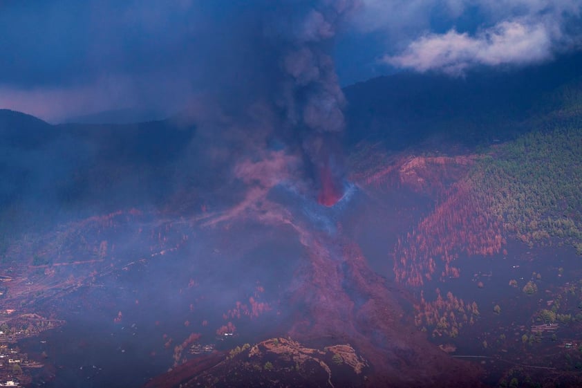 Volcán Cumbre Vieja prosigue camino de destrucción en la isla española de la Palma