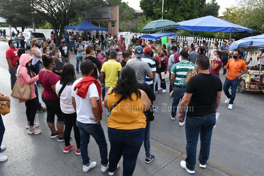 Bloquean bulevar Revolución de Torreón por vacunas antiCOVID agotadas