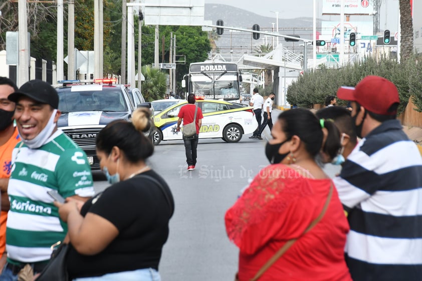 Bloquean bulevar Revolución de Torreón por vacunas antiCOVID agotadas