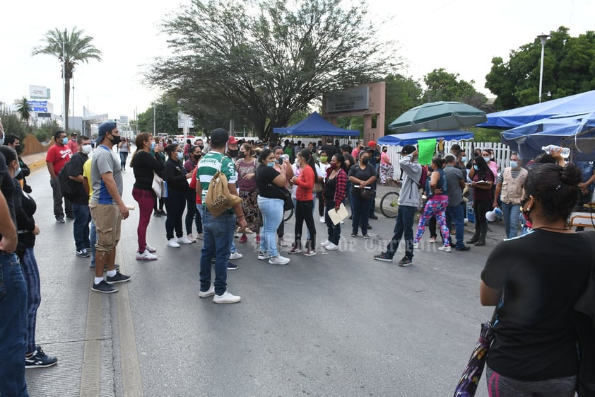 Bloquean bulevar Revolución de Torreón por vacunas antiCOVID agotadas