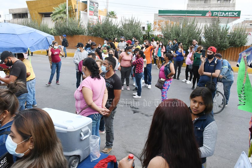 Bloquean bulevar Revolución de Torreón por vacunas antiCOVID agotadas