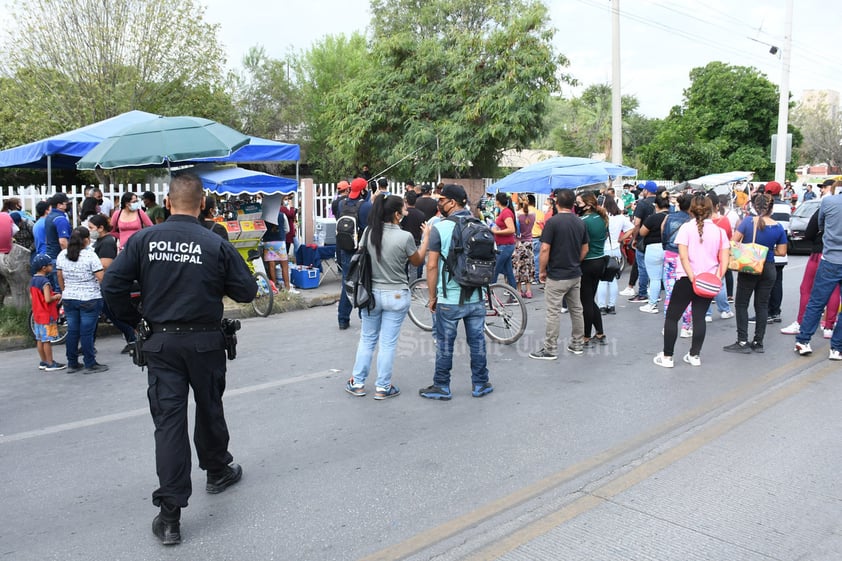 Bloquean bulevar Revolución de Torreón por vacunas antiCOVID agotadas