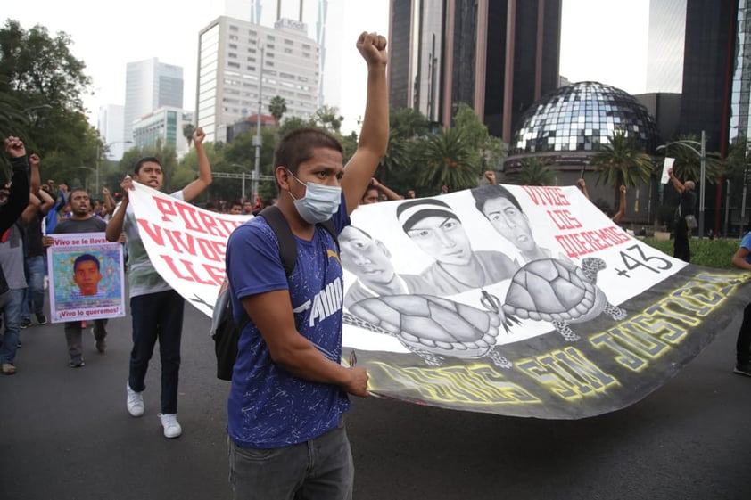 A siete años de la desaparición de normalistas, Marchan por Ayotzinapa