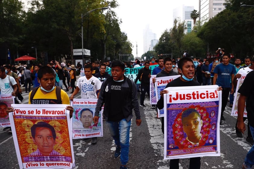 A siete años de la desaparición de normalistas, Marchan por Ayotzinapa