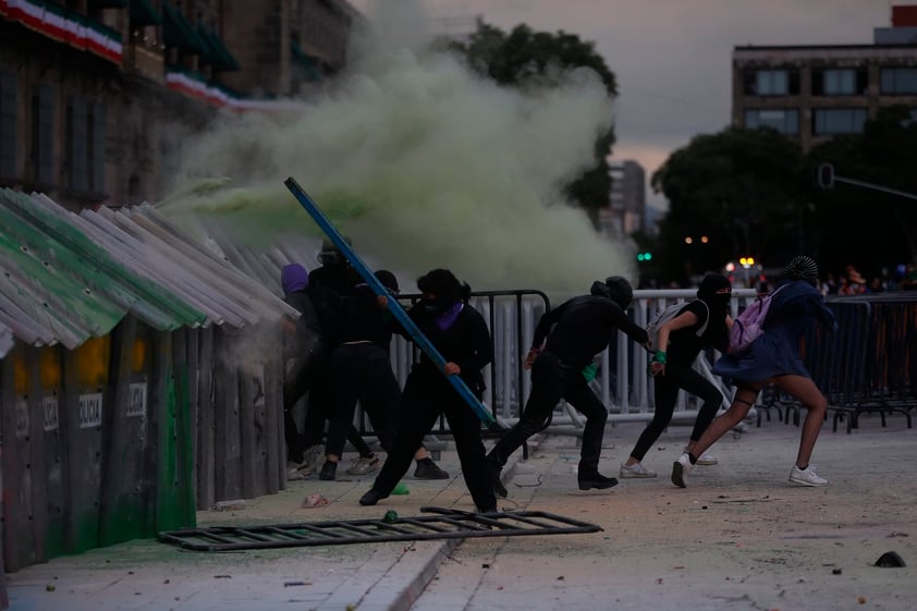 Mujeres protestan en CDMX por Día del Aborto legal y seguro, se reportan 37 lesionados