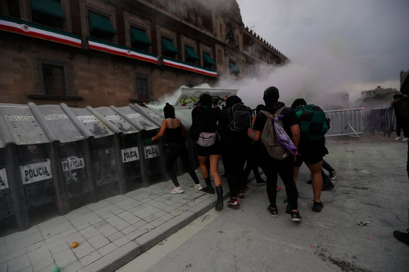 Mujeres protestan en CDMX por Día del Aborto legal y seguro, se reportan 37 lesionados