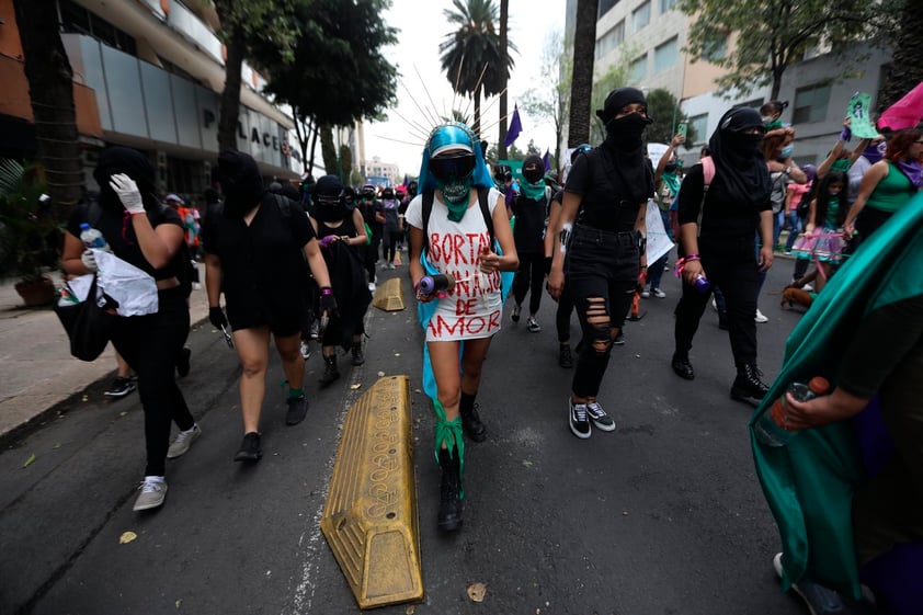 Mujeres protestan en CDMX por Día del Aborto legal y seguro, se reportan 37 lesionados