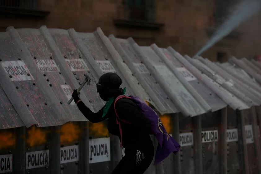 Mujeres protestan en CDMX por Día del Aborto legal y seguro, se reportan 37 lesionados