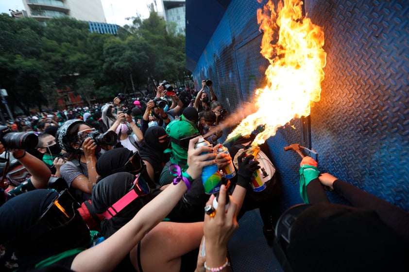 Mujeres protestan en CDMX por Día del Aborto legal y seguro, se reportan 37 lesionados