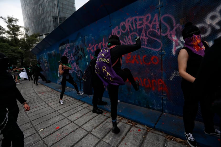 Mujeres protestan en CDMX por Día del Aborto legal y seguro, se reportan 37 lesionados