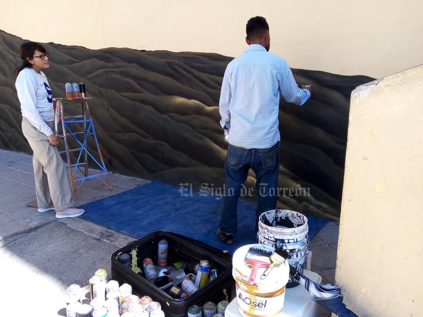 Artistas urbanos pintan murales en la Antigua Harinera, edificio de Torreón