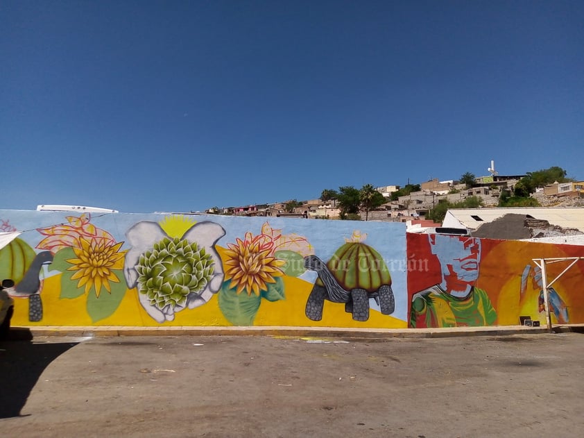 Artistas urbanos pintan murales en la Antigua Harinera, edificio de Torreón