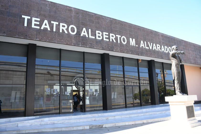 La artista lagunera ofreció un recorrido explicando el discurso, la inspiración y la técnica de cada obra