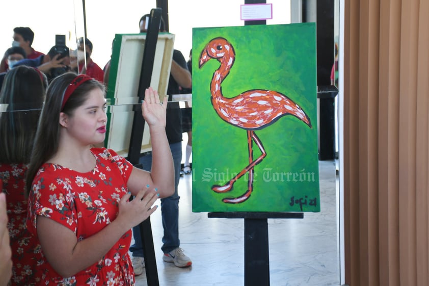 La artista lagunera ofreció un recorrido explicando el discurso, la inspiración y la técnica de cada obra