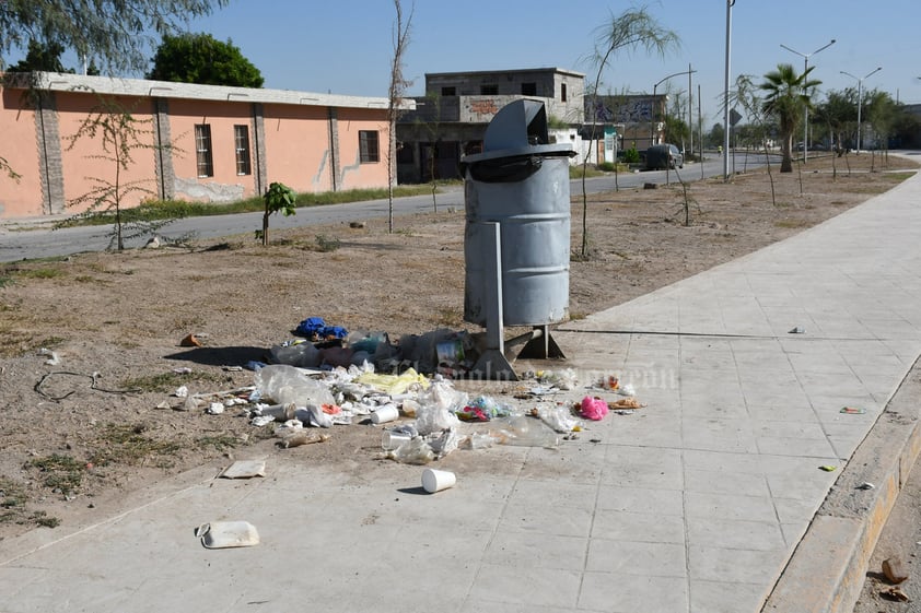 Problema de salud pública desde hace meses. Ciudadanos optan por dejar sus desechos en el suelo, esto en lugar de depositarlos en los contenedores que se han colocado en el lugar.