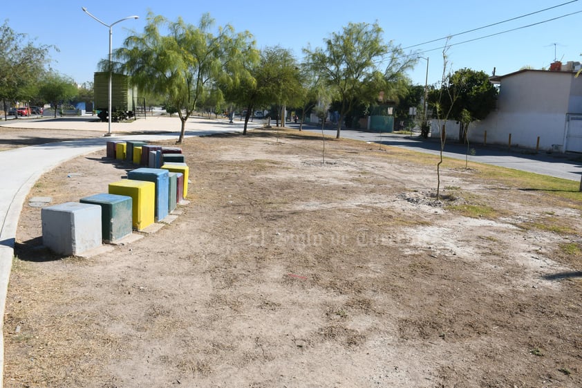 Sin pasto. El pasto en diversos tramos de la Línea Verde ha muerto, dando paso a la tierra y el aspecto árido o de abandono, principalmente por falta del riego necesario.