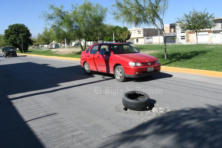 Riesgos a la circulación vehicular. Siguiendo con los problemas en los drenajes, hay bocas de alcantarilla abiertas en plena zona de circulación vial, por lo que algunos vecinos han tenido que improvisar con llantas y basura para evitar accidentes.