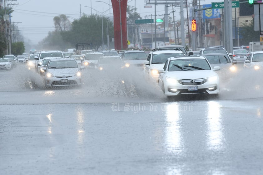 Lluvias dejan estragos y accidentes viales en Torreón