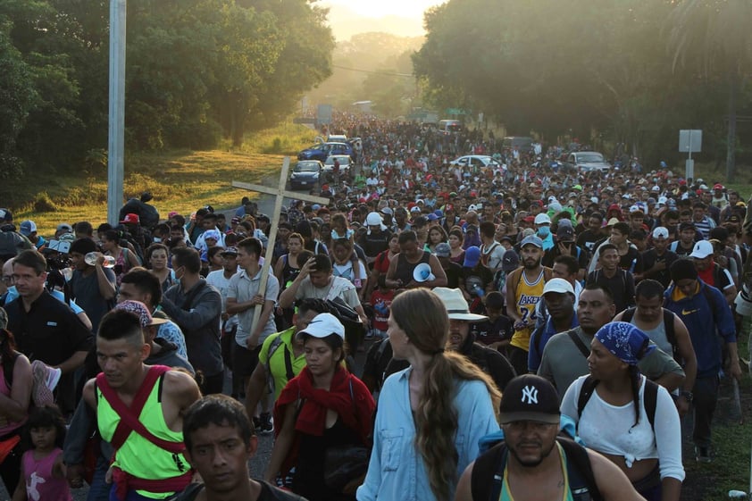 La caravana migrante crece y vuelve a caminar en el sur de México