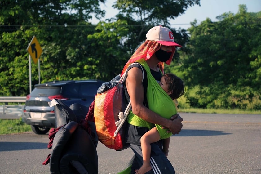 La caravana migrante crece y vuelve a caminar en el sur de México