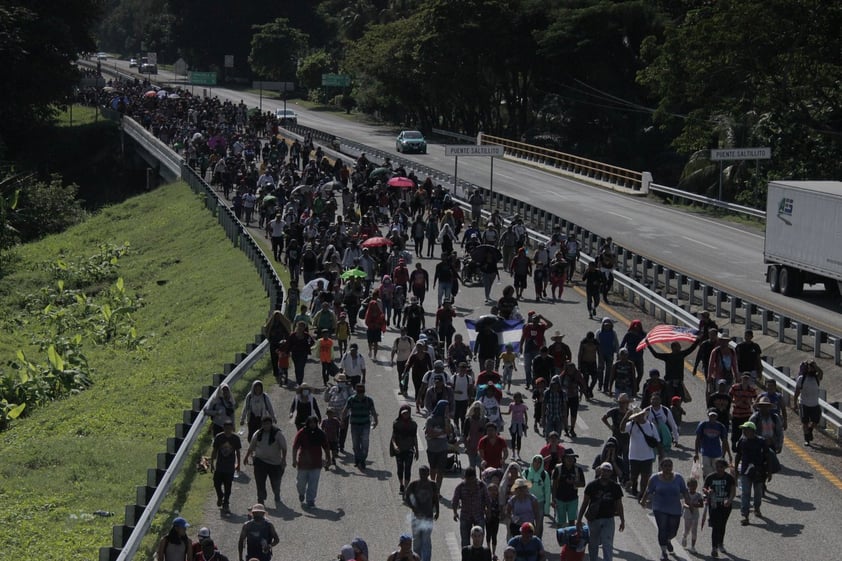 La caravana migrante crece y vuelve a caminar en el sur de México