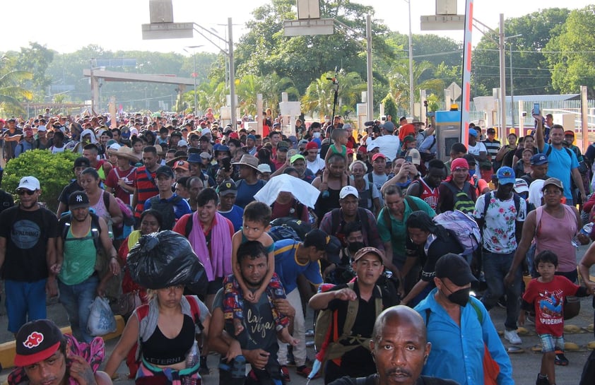 La caravana migrante crece y vuelve a caminar en el sur de México